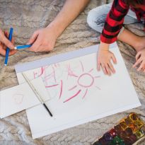 Wiederbeschreibbare Papiertafel feucht abwischbar DIN A2 42 x 59,4 cm inklusive 4er Marker und Schwamm. Beidseitig beschreibbar für Business-, Schule Familien und andere Projekte. Rückseite weiß